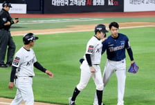 "뭘 여기까지 내려와... 괜찮아" 2차례 사구 고통에도 후배 다독였다, 상대팀도 아우른 베테랑의 품격 [수원 현장]