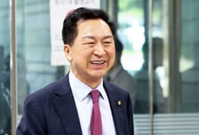'김건희 로저비비에 선물' 김기현측, 첫 공판 혐의 부인…"터무니 없다"