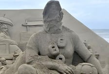 목발로 해녀상 얼굴 '퍽퍽' 부순 70대…해운대 모래 작품 결국 철거