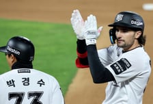 "아들은 제가 4안타 쳐도 신경 안 써요" 아빠 힐리어드의 '5월 타율 0.358' 대반전, 지친 KT도 웃는다