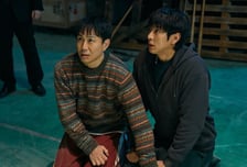 '오십프로' 오정세, 납치당했다...무릎 꿇고 애원