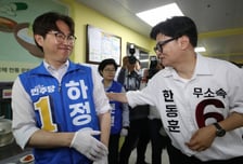 與, 한동훈 '주적' 논쟁에 "이분법적 이념전쟁, 정치검사식 선동"