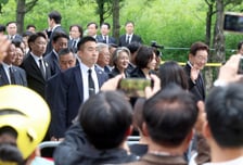 "김해도 잘 살게 해달라"…이 대통령 부부, 전통시장 민심 경청
