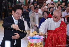 [속보]李대통령 "미움 대신 자비, 불안 대신 평안 채울 때 통합의 길로"