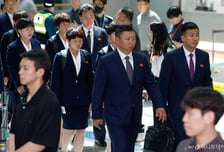 "또 만나요 내고향"…외침에도 '무표정' 출국한 北 선수단