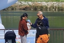 "아들 많이 컸네" 홍상수·김민희, 유아차 끌고 산책 '주말 일상' 포착