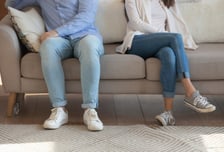 귀가 늦다며 흉기 휘두른 여친, 다른 이성과 연락한다며 목조른 남친