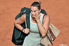 시스루 입었던 女랭킹 1위, '코트 위 명품백'으로 또 논란→WTA 규정 위반 조사 착수
