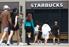 정용진 이어 대통령까지…고소·고발전으로 번진 스벅 '탱크데이' 논란