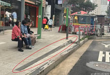 여기 왜 단차가?…버스정류장 2단 보도블록에 "나도 넘어졌다"