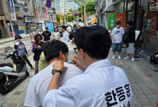 [현장+]부산 북갑 '피리부는 아저씨'…한동훈 "성장 기대에 민심 반응"