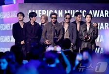 BTS, AMA서 5년 만에 또 대상…RM "아미, 우리가 또 해냈다"