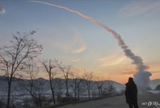 [속보]합참 "북한 탄도미사일, 80여km 비행…한미일, 정보 공유"