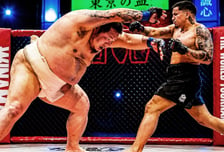 '충격' 181cm 189kg 괴수, '무패 복서' 숨도 못 쉬게 깔아뭉갰다 "꿈쩍도 안 하네..." 세계 경악