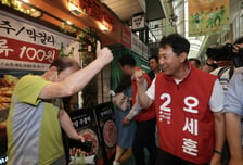 [현장+]외국인도 "He is mayor"…망원시장서 허리 숙인 오세훈