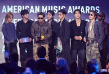 BTS, AMA서 대상 포함 3관왕…캣츠아이·케데헌 등 K팝 석권
