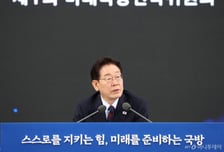 이재명 대통령, 3000톤급 잠수함 신채호함 방문…승조원들 '격려'