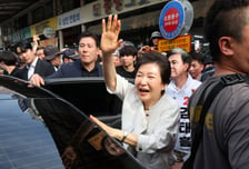 與 "박근혜 등판? 선거 영향 無…김용남 논란은 시비될 사안 아냐"