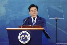부산 찾은 李대통령 "YS가 꿈꾼 해양강국 동남권서 실현할 것"