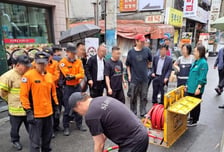 골든타임 지킨다 …중구, 전통시장 지하 매립 비상소화장치 사용 교육