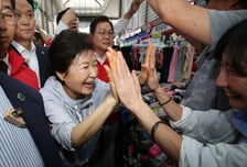 박근혜, 경남 진주서 시민들과 '하이파이브'…"박완수는 경제전문가"