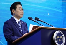 [속보]李대통령 "부산서 세계유산 최대행사 개최해 매우 뜻깊어"