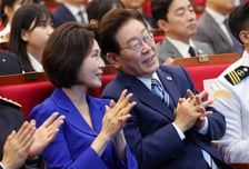 李대통령 부부, 남항시장 방문…부산 현장소통 행보 이틀째
