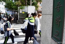 스마트폰에 고개 숙인 청소년들…6명 중 1명은 '과의존 위험군'