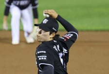[포토] 김정운 '갈짓자 역투'