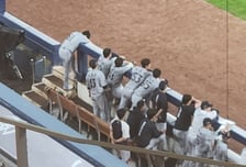 정우주가 고개를 떨궜다, '필승조 복귀날' 투런포 맞고 2연패... '20세 투수'에겐 너무도 가혹한 시련 [창원 현장]