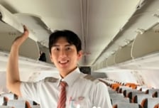 옷가게·호텔서 일하다 승무원 된 전직 아이돌…"미련 있지만 행복"