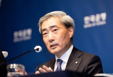 신현송 "성장률 기여도, 중동전쟁 -0.4%p, 반도체 +0.7%p"