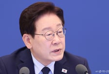 [속보]李대통령 "경제, 수출 중심 성장세…골목 상권엔 온기 전해지지 못해"