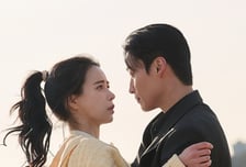 '멋진 신세계' 허남준, 임지연 한 줌 허리 감싸며 멜로 눈빛