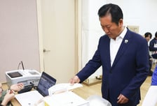 정청래, 아침 일찍 사전투표…"투표가 총알보다 강해"