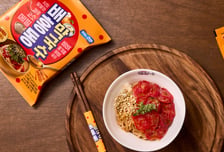 농심, '무쇠팔' 셰프와 맞손…미쉐린식당에서 맛보는 배홍동막국수