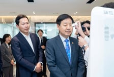 구윤철 부총리, 콜마가 개발한 AI 피부진단 기기 체험
