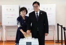 '국회의장 임기 마지막 날' 사전투표소 찾은 우원식 "투표는 힘이 세다"