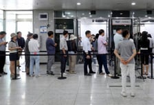 서울시교육감, 진보 후보 3명 사전투표...5명은 본투표 참여