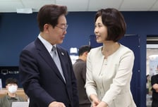 '회색 넥타이' 이 대통령, 사전투표 참여…시민들과 악수 삼청동 '들썩'