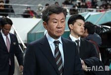 외신도 주목한 정몽규 회장의 '깜짝 사퇴'... "비판 인정, 임기 3년 남기고 물러난다"