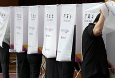 사전투표 첫날, 기표소 내부 사진이 SNS에…경찰 수사 착수