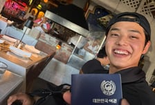 폰세, '어깨 수술' 문동주 오랜만에 만났다 "여권 뺐었어→투머치 토커 여전해"
