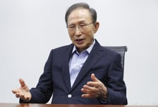 전재수 "부산 망가뜨려" 박형준 "왜곡된 과거"…MB 방문 놓고 공방