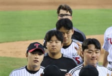 [포토] 송승기 '감독님 보니 눈물 글썽'