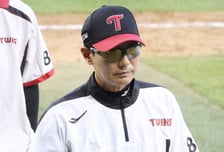 [포토] 염경엽 감독 '무표정으로 자축'
