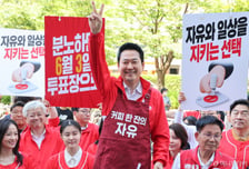 육성 투표 독려에 라방까지…장동혁, 서울 돌며 2030 표심 구애 총력