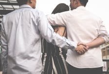 친한 형과 여행간 남편, 휴대폰엔 "드디어 100일"...스킨십 사진까지
