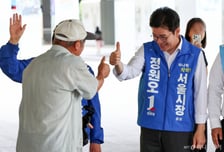 [현장+]"당선 미리 축하드립니다!"...서울역 유세서 축하받은 정원오