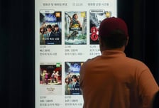 키오스크 어려워하던 노부부 도왔다가…"영화관 VIP 됐어요"[오따뉴]